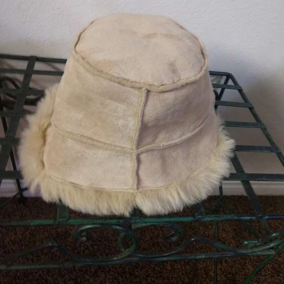 Faux Suede Carmel faux fur hat - Picture 6 of 7
